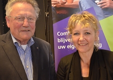 Vrijwilligers Connie Sprangers en Jan Boot geven voorlichting
